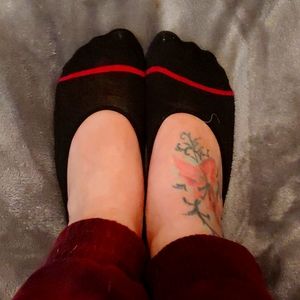 Black no show hanes socks